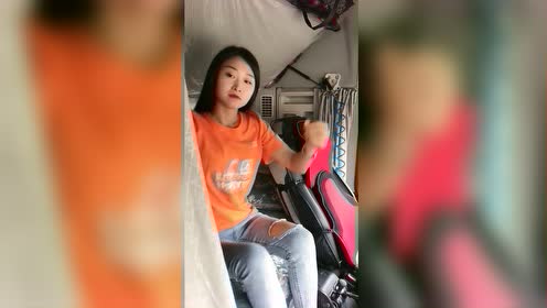 货车女司机真麻烦,一开车就要换衣服,窗帘一拉不顾别人的感受