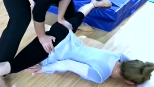 小姐姐学习舞蹈,练习压腿,浑身疼得直发抖