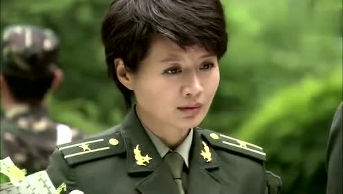 雷战带着女友到前女友墓碑前,坦言心中茫然