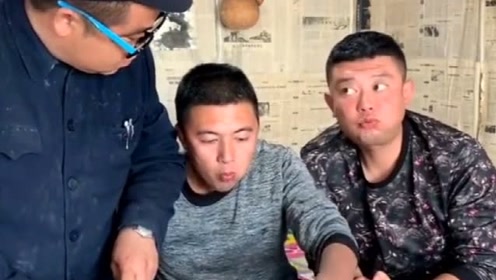 大哥切肉二哥吃肉三弟吃肉,大哥怒了二弟哄着三弟傻着!