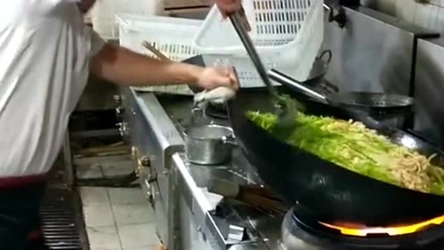 厨师界的扛把子,看这颠锅的动作,你就知道工资为什么高了!