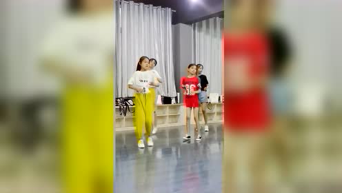 一群童模在跳舞,只有宋小睿穿的衣服很显眼,网友故意的!