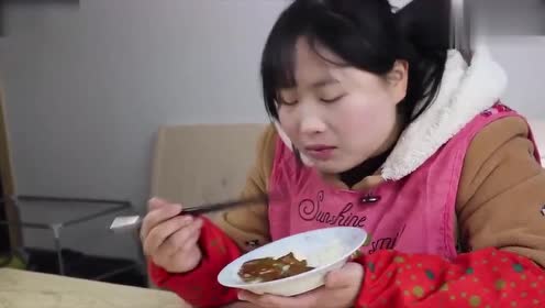 安徽胖妹炒菜视频:做猪皮来吃,弹力十足,竟吃了一盘白米饭