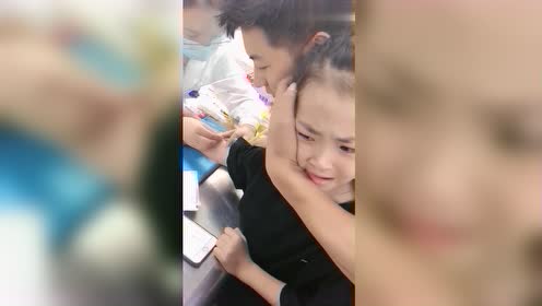 童模焱娃娃抽血,刚开始就成了这副德行,有钱人的孩子真矫情