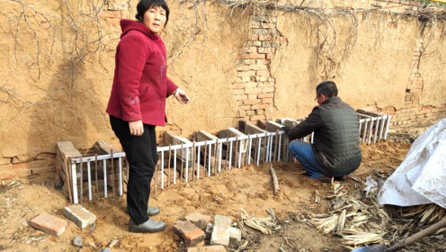 农村老妈嫌鸡太瘦想育肥,垒的鸡窝像坐牢一样,这是要给鸡判刑啊