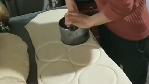 福建小吃店的烧饼,原来是用模具制作出来的,这形状真是太漂亮了!