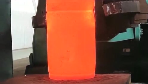 用液压机压烧红的铁柱,瞬间爆发出大量火花,视觉效果很好看!