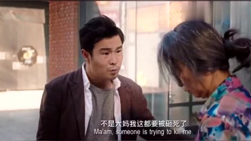 搞笑:大妈追着小伙子罚款,却无意救了他两次,看得心惊胆战