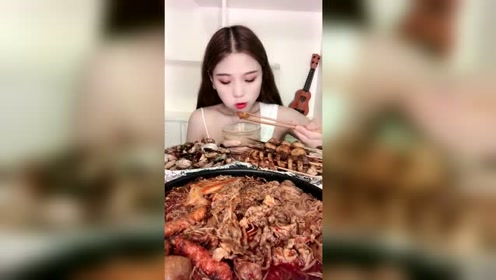 吃货美女在家吃肥牛金针菇火锅,配着烤串吃真过瘾,我都看饿了!