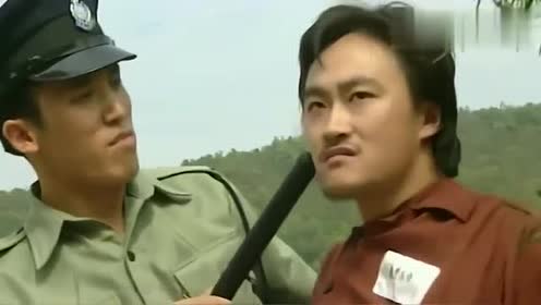 杨吉光收到张世豪的消息,假扮肚子疼挟持护士,最终成功越狱