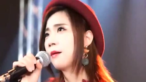 亮声演唱《星光背后》太赞了,很有气质的网红女歌手