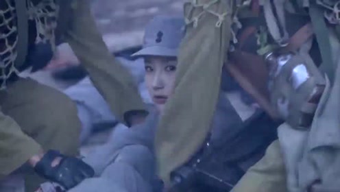 女八路被鬼子包围,准备开枪自杀,谁知一个名字却让她得救