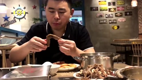 超小厨下馆子吃海鲜自助,生蚝螃蟹任意吃,小厨端着一盆直接走了