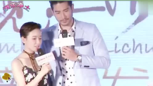 高以翔说话又撞了一下焦俊艳,太甜了吧!