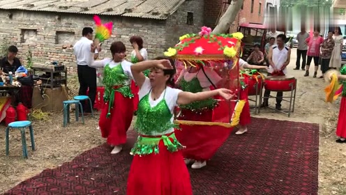唢呐与锣鼓演奏传统豫剧《抬花轿,美女们表演的也非常精彩