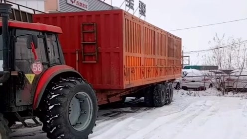 大型卡车和拖拉机对比,同样是15米的半挂,还是拖拉机威武!
