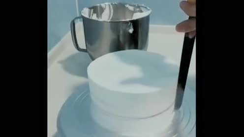 蛋糕师制作两颗鸡蛋碎在蛋糕上!看到蛋糕师处理的过程让我惊艳
