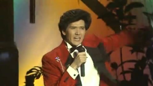 费翔87年春晚经典歌曲《冬天里一把火》,热情似火的歌声给寒冬带来