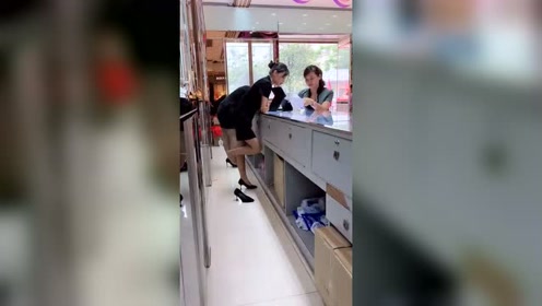 趁着销售小姐姐脱鞋,同事竟然这样恶搞,下一幕原谅我忍不住笑了