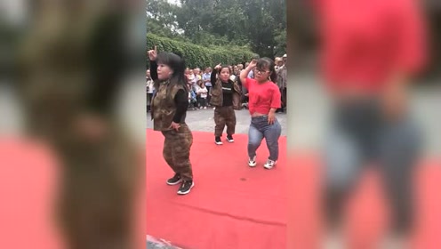 生活不易,三个侏儒症女子跳舞,台下观众看得津津有味!