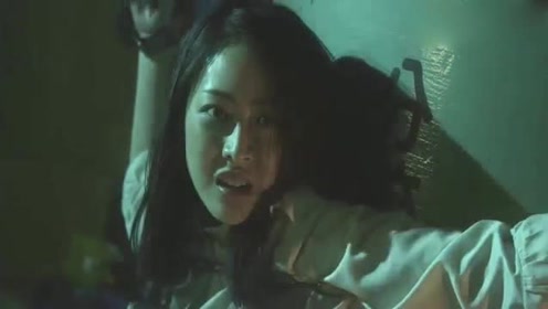 美女被绑架,还被铁链捆绑着,可恶的外星人旁边换服装
