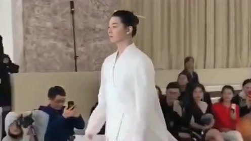 霍尊走秀自带仙气的美男子,男粉丝比女粉丝多,看得我花痴都犯了!