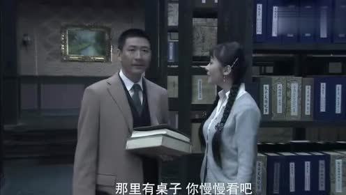 先是赵雅琴,再是桔子,这部成了图书管理员,这个装扮好看