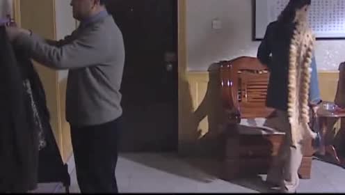 墓道:妻子不在家,老宋带杨秀回家,杨秀的态度让老宋捉摸不透