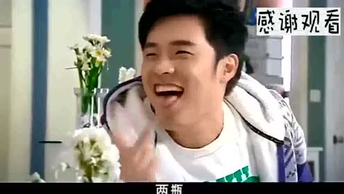 爱情公寓:曾小贤刚才还在嘲讽一菲,马上就变脸恳求,小贤好贱