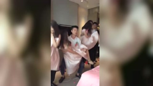 大家都很羡慕伴郎可以抱伴娘,但中间的哥们却像没有感情的机器