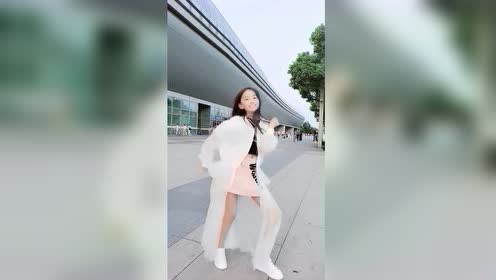 宋小睿穿这一种外套跳《芒种》,眼前的一幕,一会摔着我可不心疼