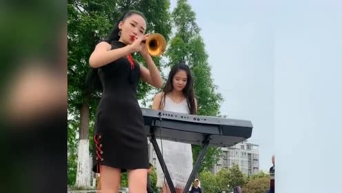 美女唢呐吹奏网络歌曲《万爱千恩》,这旋律听着真不错!