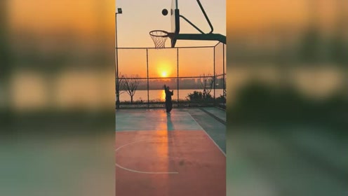 比起谈恋爱,夕阳下约三五好友打球他不香嘛