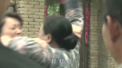 俩妇女上演"泼妇骂街",围观村民们看得乐呵呵,太逗了!