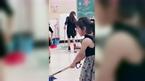 身价百万的童模焱娃娃,在贵族学校扫地,是富豪的女儿该干的事吗