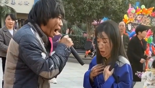 乞丐歌手实力演唱《送亲》,句句伤感,嗓音惊艳了路人!