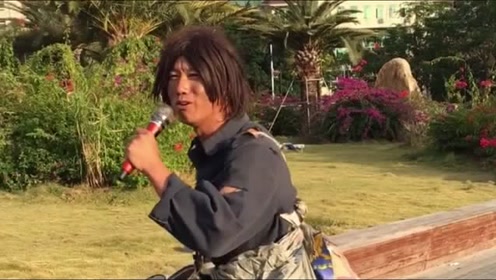 高手在民间,乞丐歌手一首《惜别的海岸》,一开嗓以为是原唱!