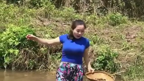 农村小媳妇想给老公做个下酒菜,拿着簸箕到河里抓鱼,太辛苦了!