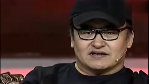56岁刘欢近照曝光 两鬓白发明显耐心为粉丝签名