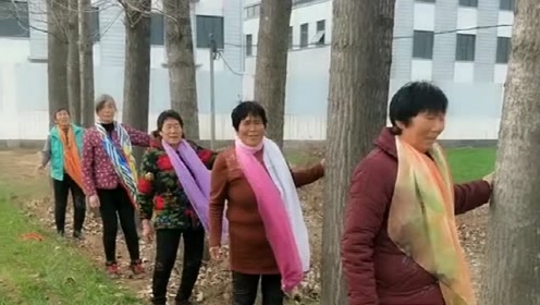大妈们真是太可爱了,比那些在村里一起说闲话的大妈好一千倍!