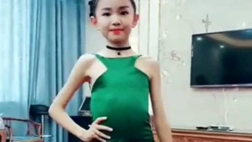 宋小睿拿着自己的王冠走秀,眼前一幕让人看不懂,这肚子怎么这么大?