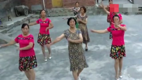 农村大妈自家院子跳集体广场舞,舞姿动人,活力无限!