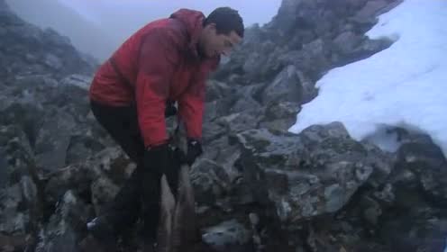 荒野求生 贝爷雪山上剥鹿皮取暖全过程 场面震惊!