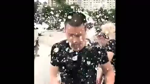 男人没钱还嘚瑟, 这下挨揍了吧