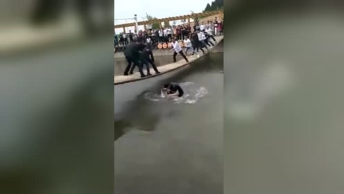 最近超火的网红桥, 对面的小伙太厉害了, 又一次成功3杀！