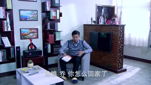 美女回到家中，见到心爱的人，很高兴