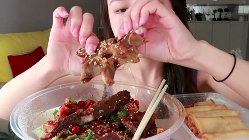 新疆美女吃播,吃干锅牛骨头和其它,吃相不一般