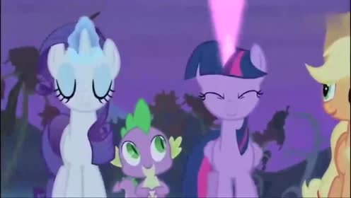 小马宝莉：紫悦和伙伴夜间监视究竟是谁吸干苹果，想不到竟是柔柔