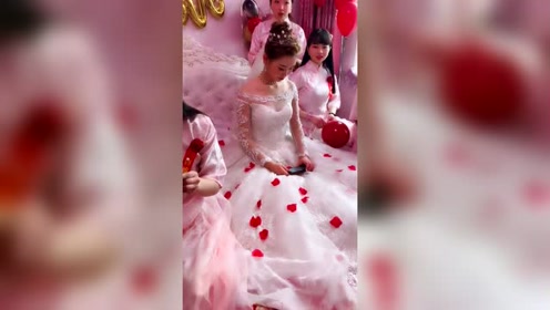 实拍婚礼现场,新娘寂寞无聊,坐在床上与前男友微信聊天!
