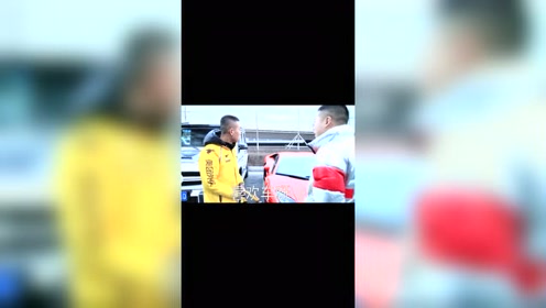 外卖小伙兰博基尼旁边照相，车主看到后拿钥匙给小伙开！